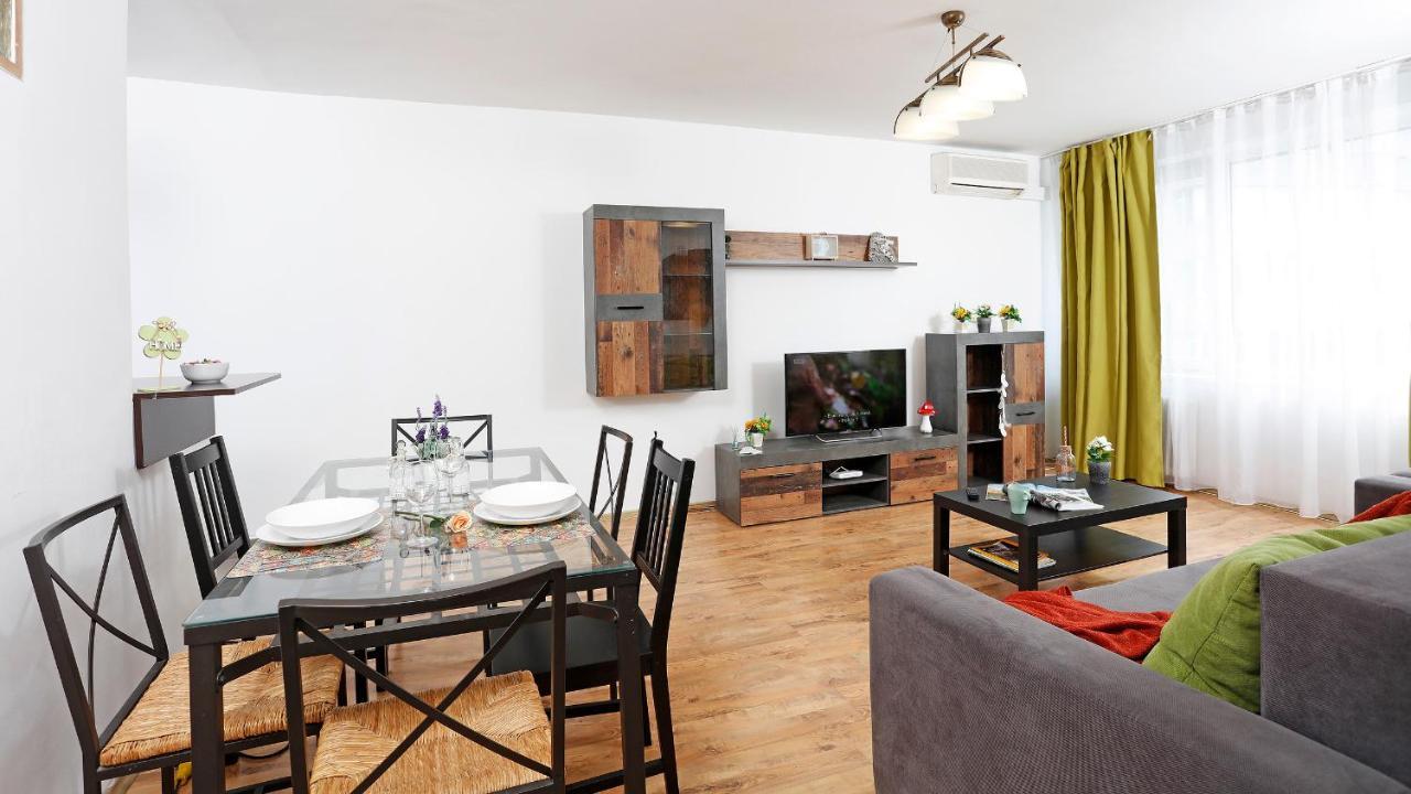 Central Apartment Very Close To Old City บูคาเรสต์ ภายนอก รูปภาพ